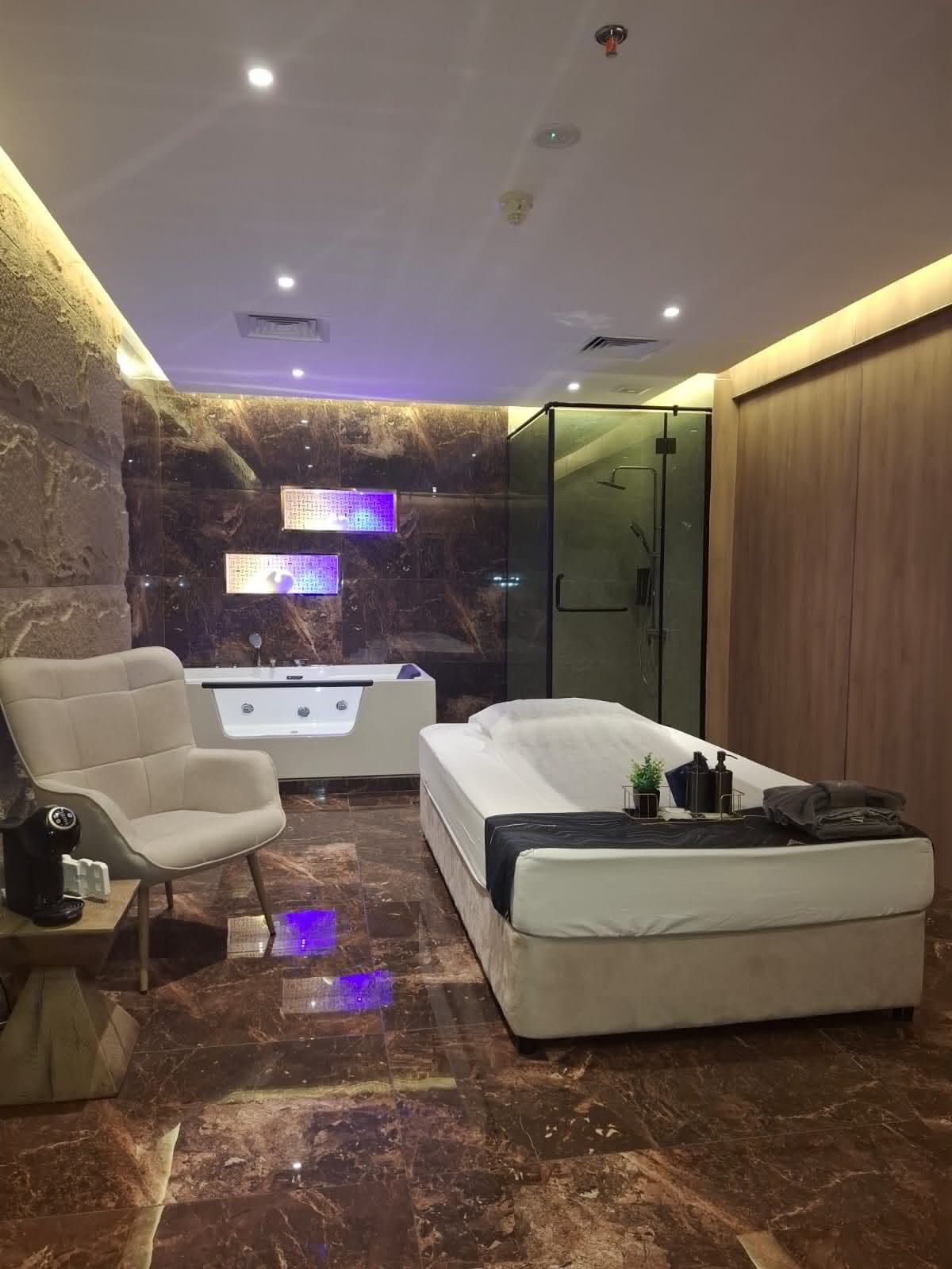 VIP Jacuzzi Suite
